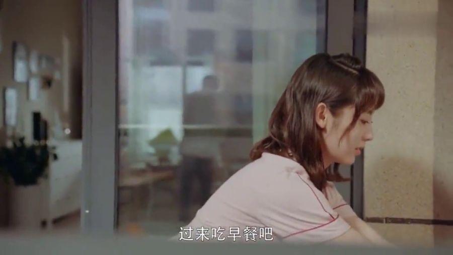 花群中的女孩