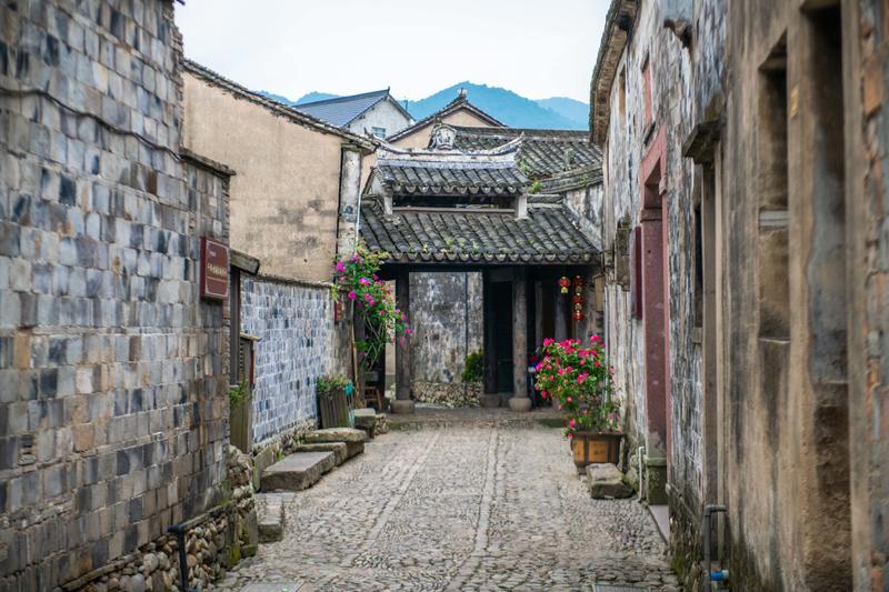 逃离违建房屋